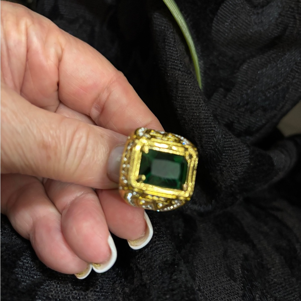 MENS GOLD PLATED GREEN STONE RING - Picture 7 of 13